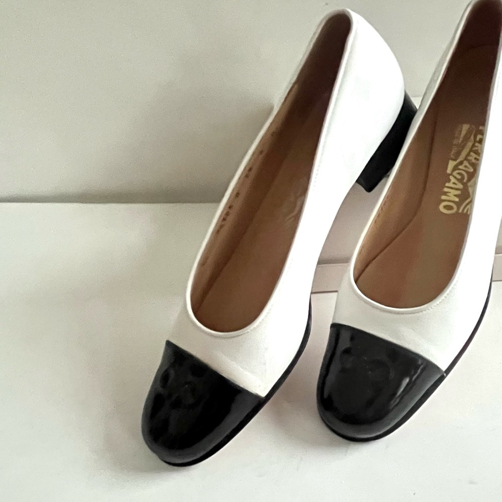 Ferragamo AA black white low heeled pumps 8 narrow